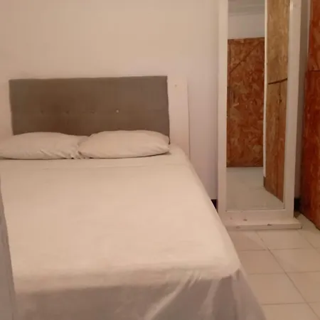 Hostal Shanty *
